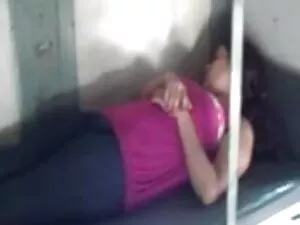 एशियाई किशोर और 2 पश ...