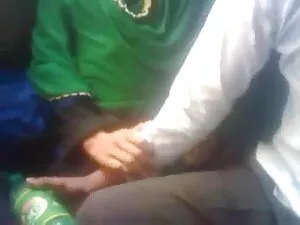 लड़की खाना बनाती है  ...