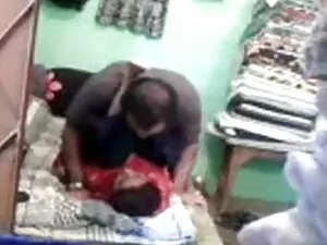 किशोर एशियाई युगल से ...