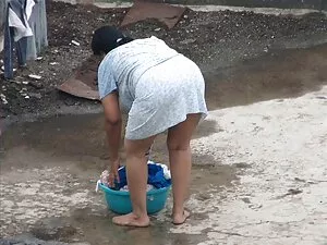 दो किशोर चिढ़ते हैं  ...