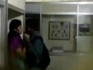 पत्नी कार में stange ...