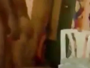 अच्छे स्तन वाले दोस् ...