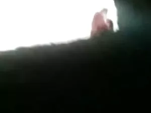 बेव अपनी सफेद शर्ट म ...